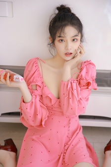藏在办公桌底下的女人