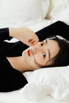 厨房玩弄朋友娇妻呻吟交换电影